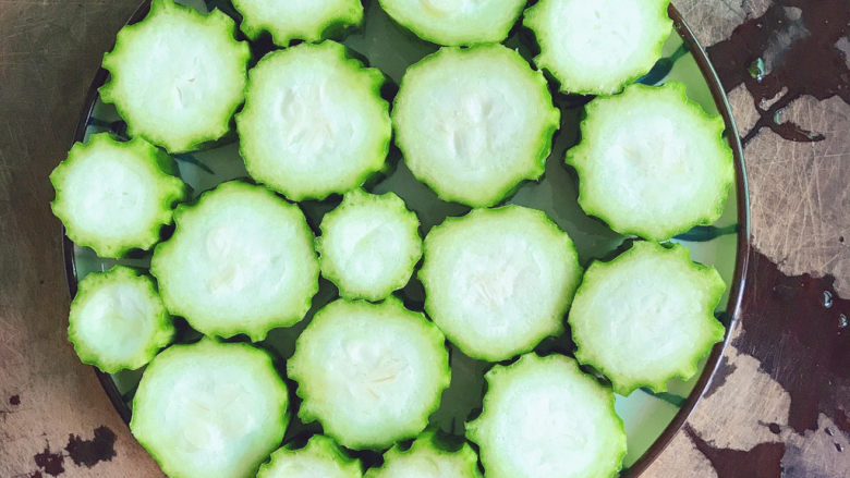 蒜蓉蒸丝瓜,摆放在盘中