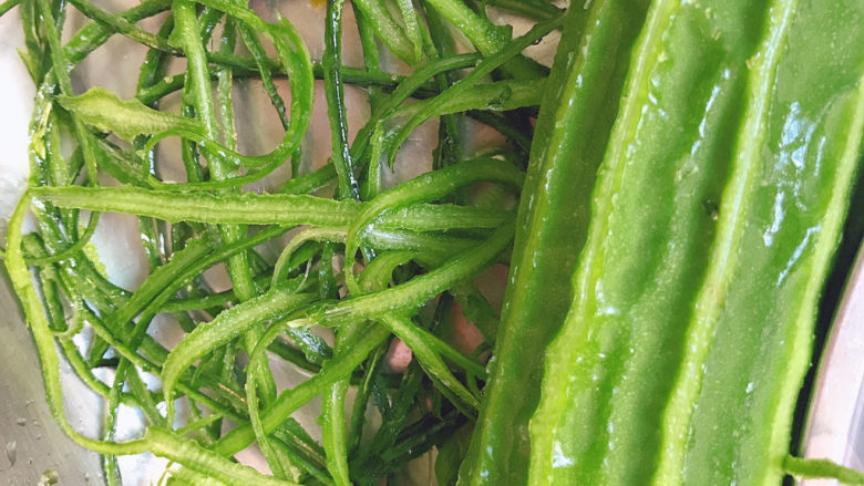 蒜蓉蒸丝瓜,用削皮刀削去硬梗部分