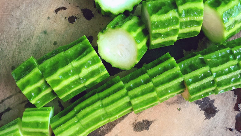 蒜蓉蒸丝瓜,切成1.5cm左右的圈