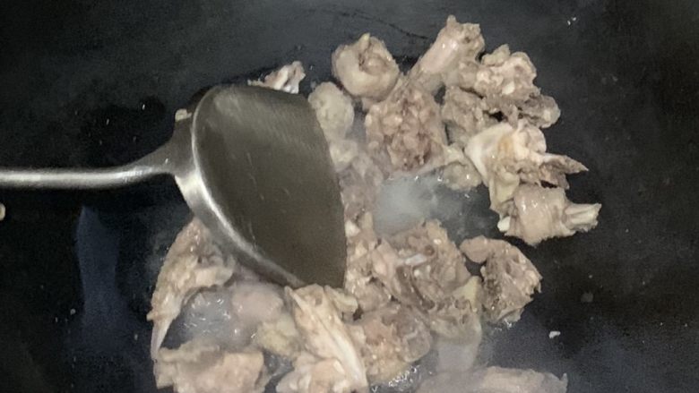 葱香鸡肉,倒入水,这次看着锅底能看到水就行,就是肉的一半的量。