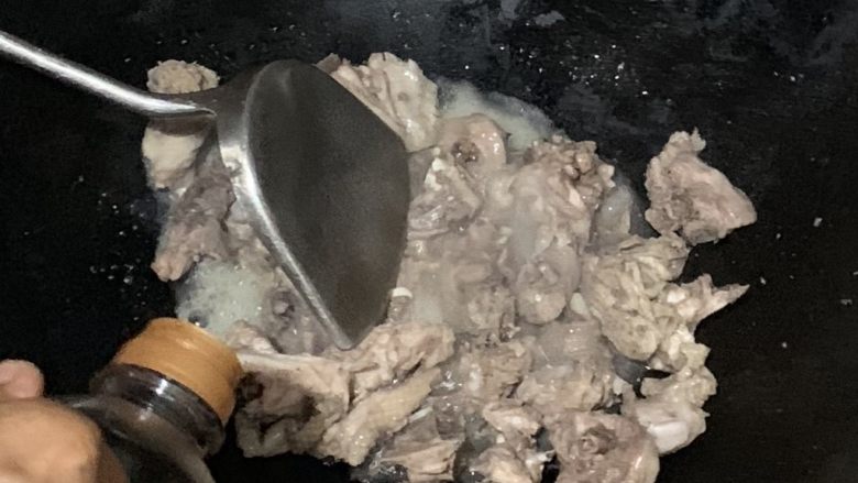葱香鸡肉,加入酱油着色,有蚝油更好。