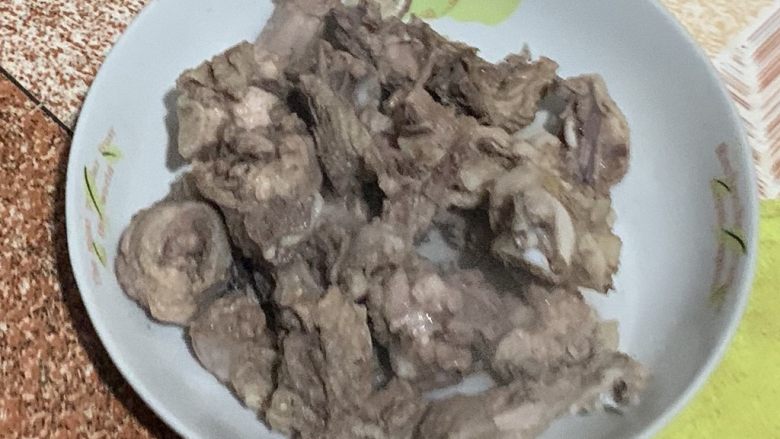 葱香鸡肉,水开后肉捞出，水倒掉，重新洗锅。