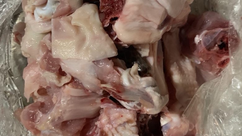 葱香鸡肉,鸡肉切块备用。
