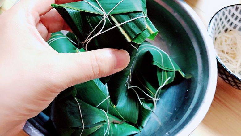 红豆粽子,用绳子将粽子捆绑几圈,避免粽子散开。