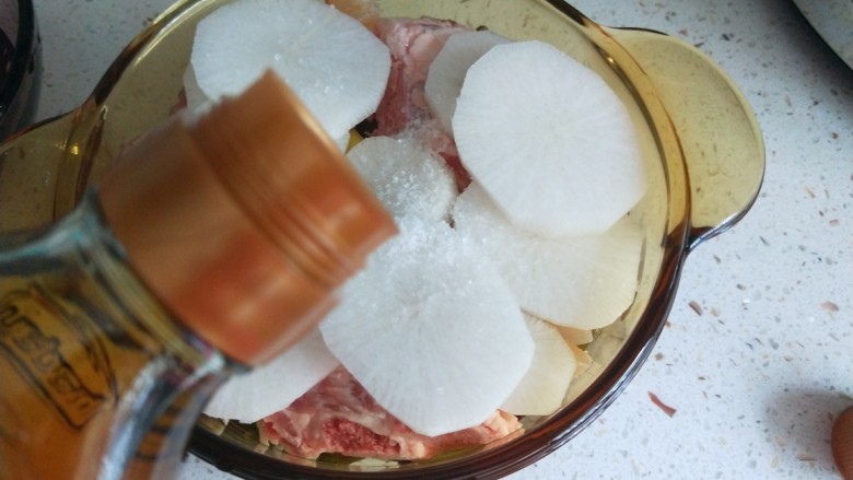 佛跳墙,倒入绍兴老酒,<a style='color:red;display:inline-block;' href='/shicai/ 4367'>米酒</a>。