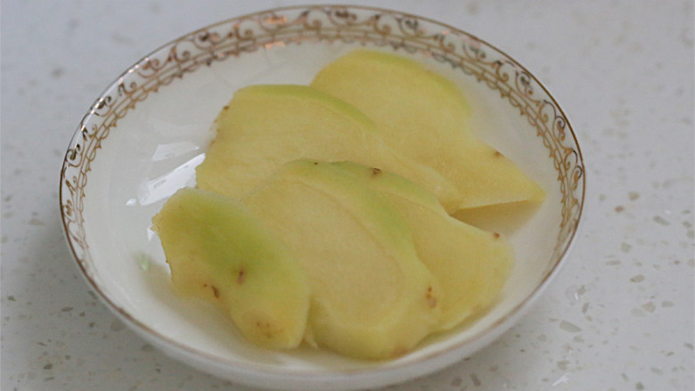 姜母鸭,<a style='color:red;display:inline-block;' href='/shicai/ 37'>姜</a>去皮切片;