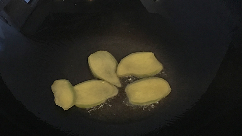 姜母鸭,起油锅爆香姜片;