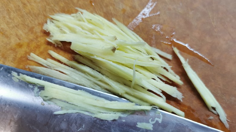 清蒸草鱼,蒸鱼的同时,把姜切丝。
