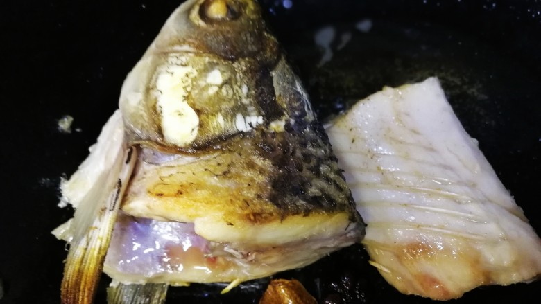 鱼头豆腐汤,翻面煎2分钟,煎至金黄。(鱼骨也煎一下)
