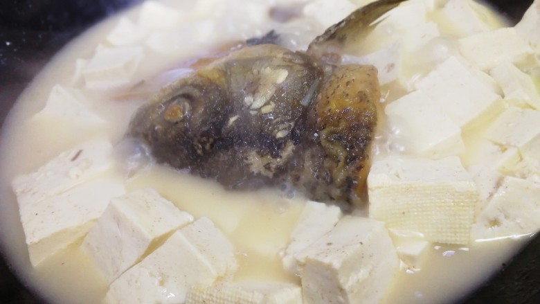 鱼头豆腐汤,文火炖15分钟,炖出奶白的汤即可。