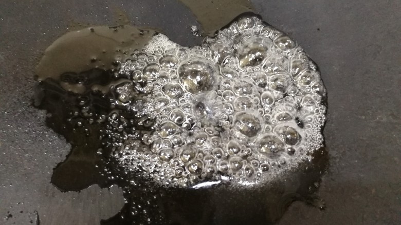 南瓜布丁,最小火,熬起大泡。