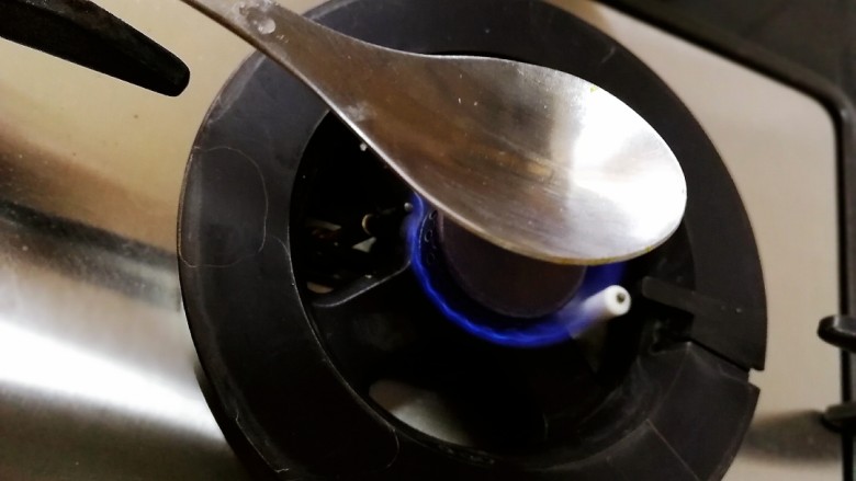 南瓜布丁,蒸好的布丁晾凉,上面洒一点白糖,一把不锈钢勺子小火上加热30秒。