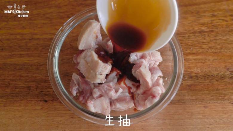 自制广式腊味蛋黄肉棕,<a style='color:red;display:inline-block;' href='/shicai/ 428'>五花肉</a>切小块，倒入调理盆中，加入白砂糖、生抽、蚝油和料酒