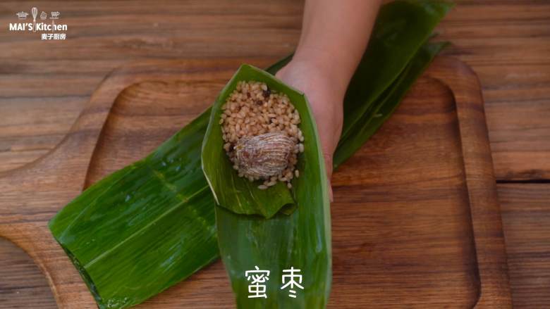 香甜的红糖蜜枣粽,底部装入糯米,放上蜜枣
