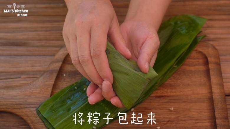 香甜的红糖蜜枣粽,将粽叶的两端保持交叠,反向折回盖在糯米上,且一定要压紧实。