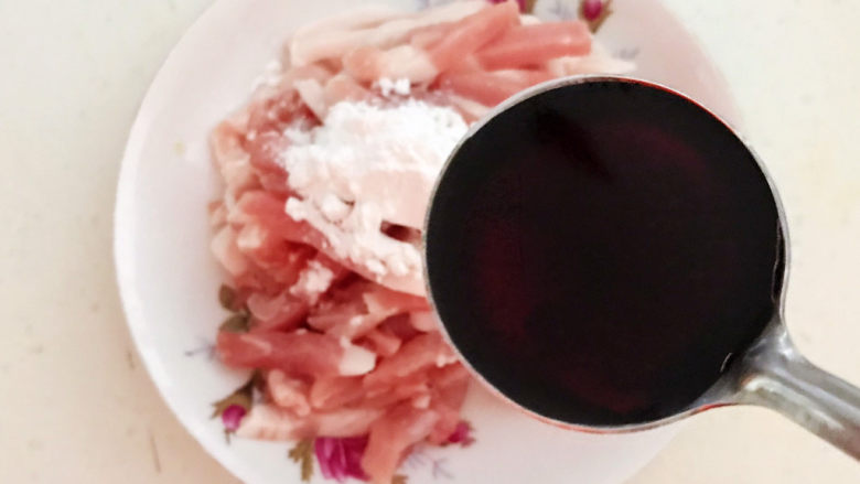 胡萝卜炒肉丝,加入<a style='color:red;display:inline-block;' href='/shicai/ 512'>玉米淀粉</a>，加入<a style='color:red;display:inline-block;' href='/shicai/ 788'>生抽</a>