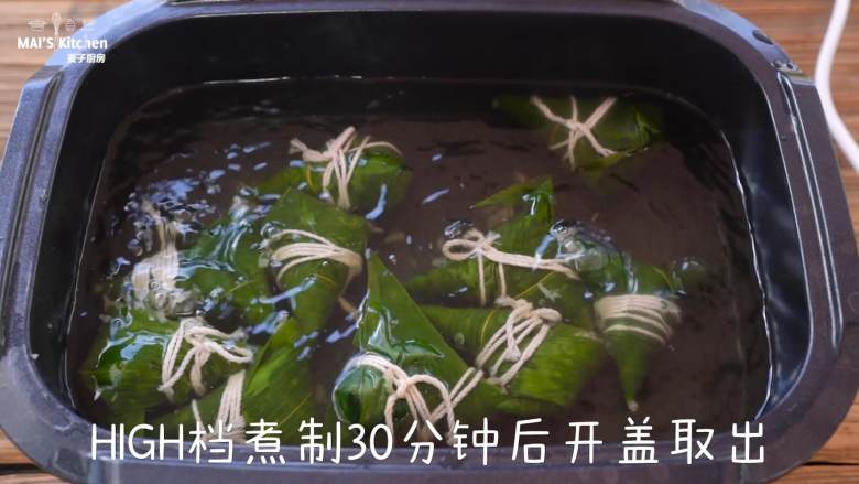 香甜的红糖蜜枣粽,用棉线绑紧,放入美食锅中,盖上上盖,最高温煮30分钟取出即可享用。