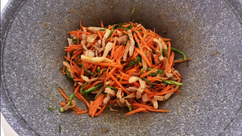 胡萝卜炒肉丝,翻炒均匀即可,胡萝卜炒肉丝做好了~