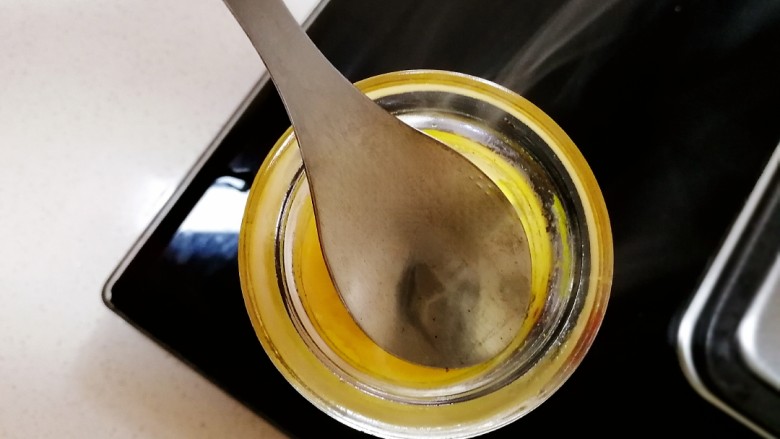 南瓜布丁,快速放在洒有白糖的布丁上,白烟过后,焦糖出现。