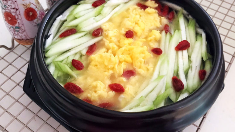 丝瓜蛋汤,丝瓜蛋汤清淡适宜,做早餐或宵夜都可以~