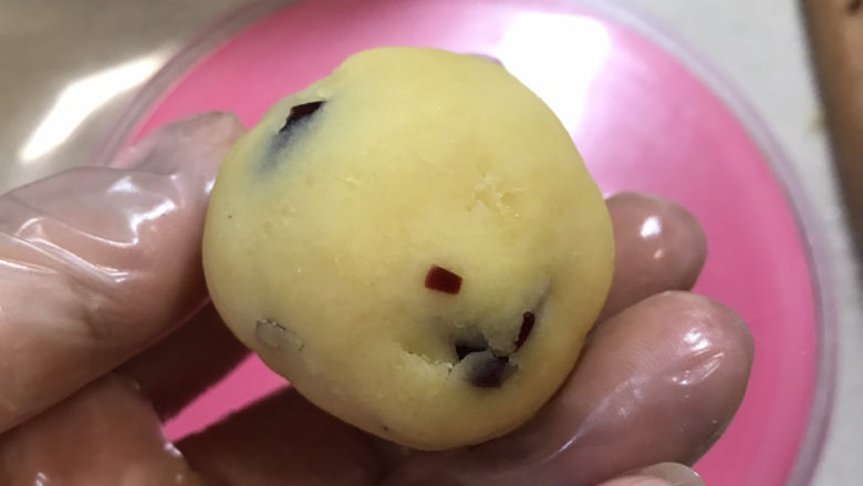 甜而不腻的抹茶&蔓越莓绿豆糕,再平均分成35克左右一份,搓圆