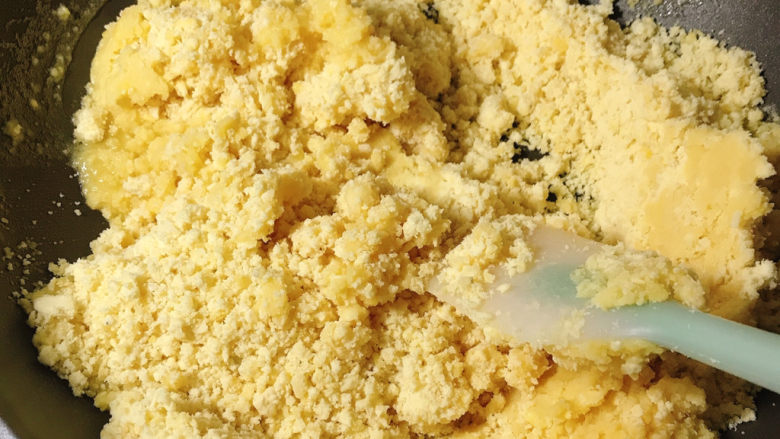 甜而不腻的抹茶&蔓越莓绿豆糕,改小火,下绿豆粉糊不停的翻炒