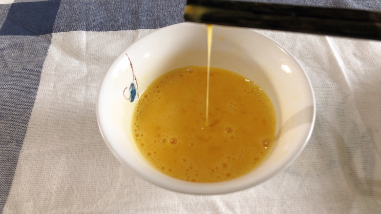番茄鸡蛋面,鸡蛋打散,微微有泡沫(炒至出来比较松软)