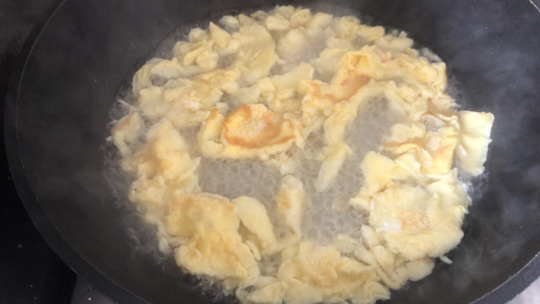 番茄鸡蛋面,倒入之前烧好的开水,加一小勺盐(调味勺),煮一分钟