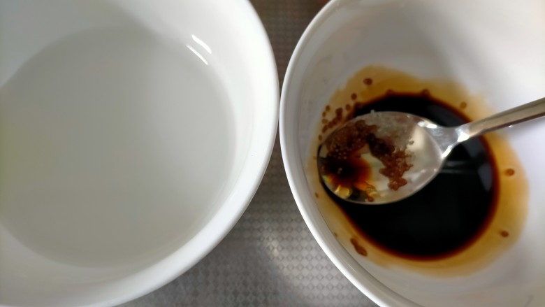 红烧豆皮,搅拌均匀备用,再另外准备一些水淀粉备用
淀粉加水搅拌均匀即可