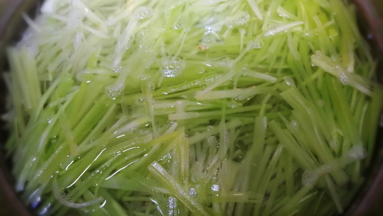 清炒莴笋丝,放入莴笋丝,焯20秒。