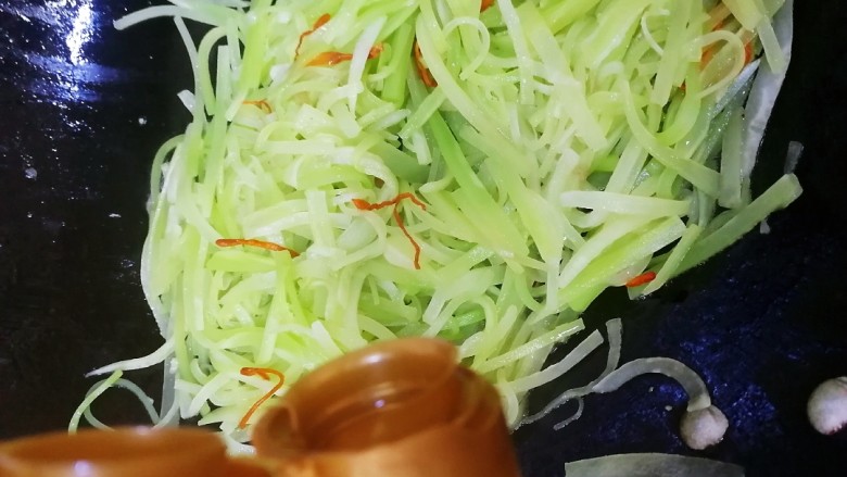 清炒莴笋丝,滴几滴<a style='color:red;display:inline-block;' href='/shicai/ 847'>香油</a>,急火炒匀即可。