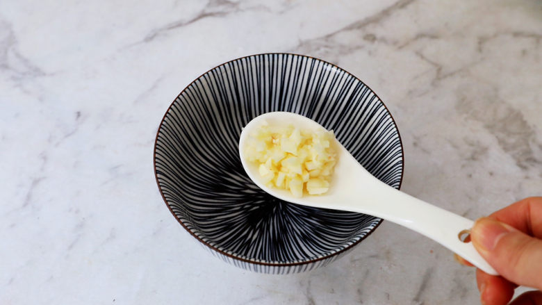 香煎孜然豆腐,取一个碗:加入蒜末
