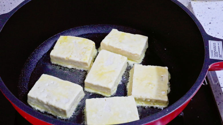 香煎孜然豆腐,不粘锅放油,再放入豆腐