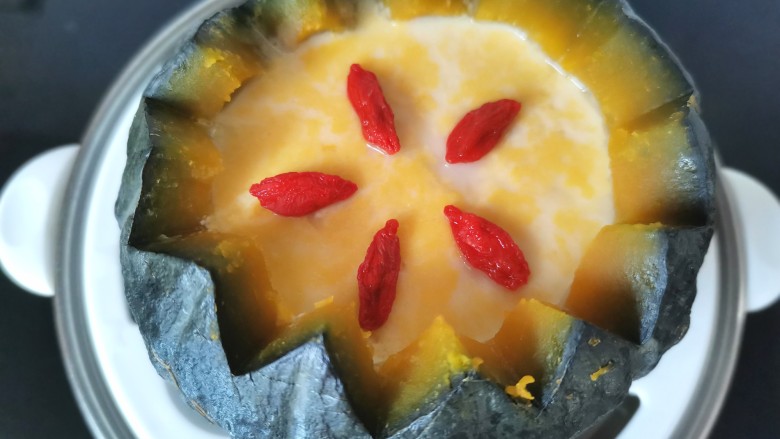南瓜布丁,蒸好的南瓜布丁,放上几粒<a style='color:red;display:inline-block;' href='/shicai/ 673'>枸杞</a>点缀一下