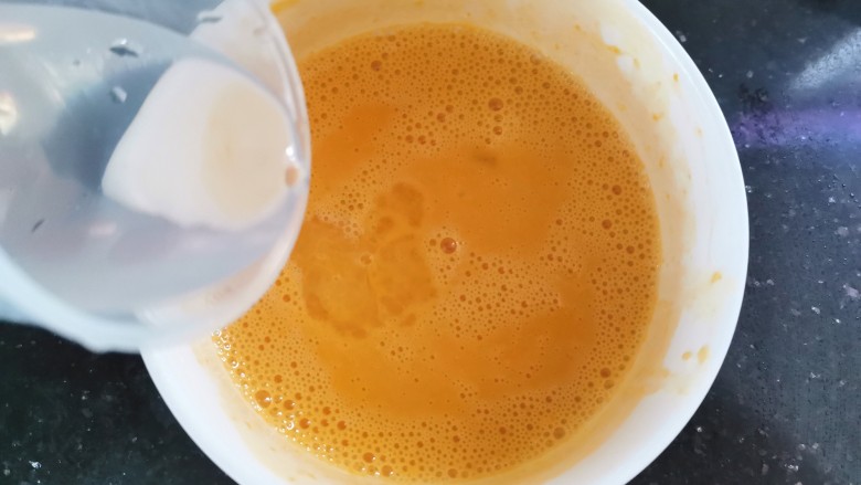 南瓜布丁,加入温水搅拌均匀(温水只要加少许即可)