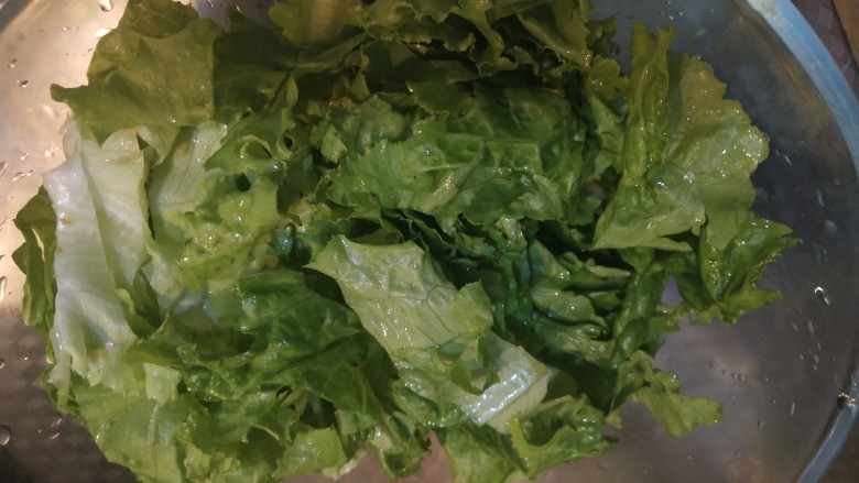 夏季冷吃荤菜—蒜泥白肉,<a style='color:red;display:inline-block;' href='/shicai/ 121'>生菜</a>洗干净切段