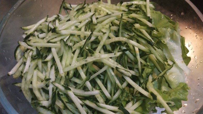 夏季冷吃荤菜—蒜泥白肉,<a style='color:red;display:inline-block;' href='/shicai/ 54'>黄瓜</a>擦丝