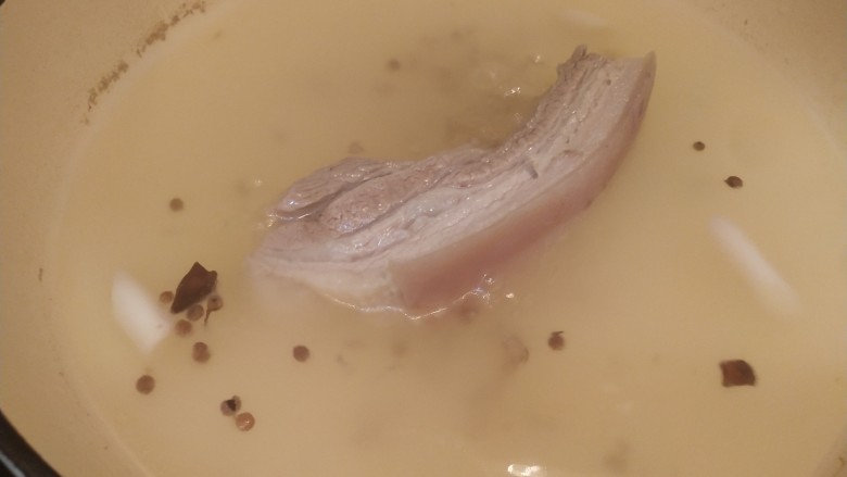 夏季冷吃荤菜—蒜泥白肉,用筷子扎一下肉,能扎穿就熟了