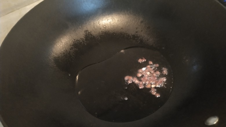 夏季冷吃荤菜—蒜泥白肉,加花椒炸出香味
