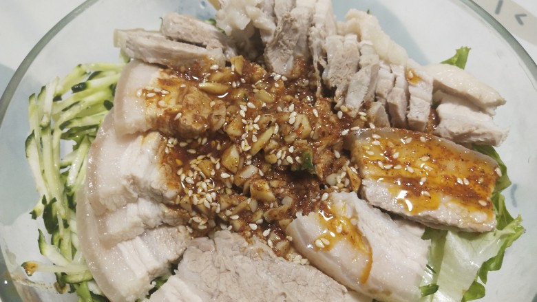 夏季冷吃荤菜—蒜泥白肉,倒入调好的酱汁,搅拌均匀,腌制10分钟左右