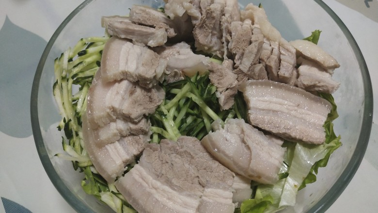 夏季冷吃荤菜—蒜泥白肉,把肉,生菜,黄瓜放在一个大碗里,碗尽量大一些方便搅拌
