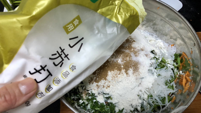 炸胡萝卜丸子➕ 红饭青蔬美莫加,加入1g小苏打,可以让丸子外皮更加酥脆
