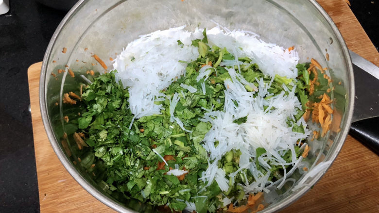 炸胡萝卜丸子➕ 红饭青蔬美莫加,拿一个深盆加入食材,方便搅拌