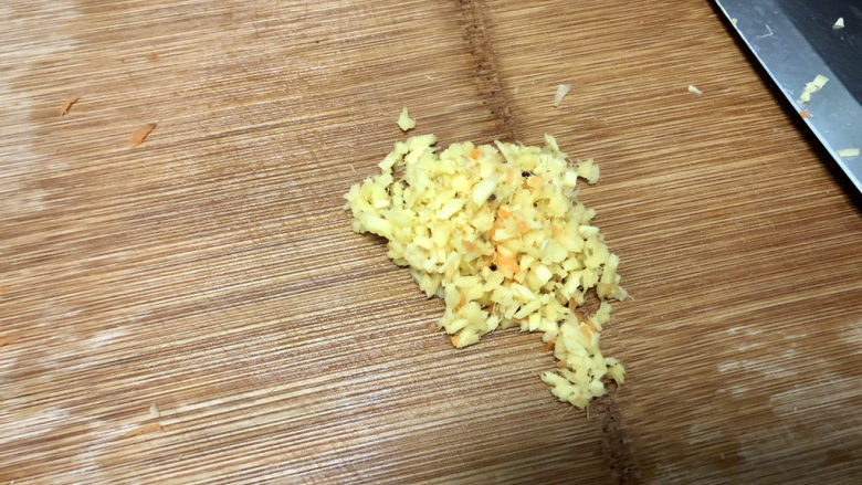 炸胡萝卜丸子➕ 红饭青蔬美莫加,改刀:姜切末