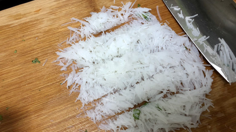 炸胡萝卜丸子➕ 红饭青蔬美莫加,粉丝捞出沥水切小段