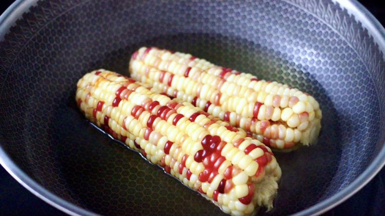 风味烤玉米,大火煮沸后,继续煮10分钟即可关火。