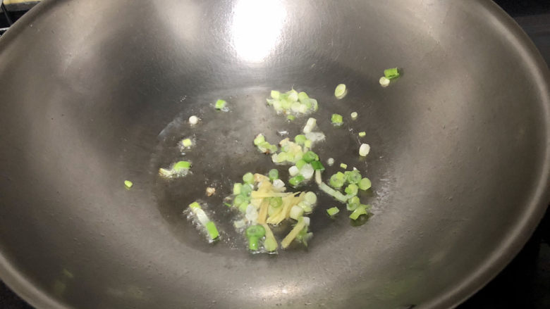 丝瓜蛋汤➕ 风回小院庭芜绿,热锅冷油,下姜丝葱白小火煸香