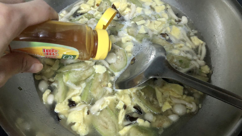 丝瓜蛋汤➕ 风回小院庭芜绿,调味:一茶匙太太乐鸡汁