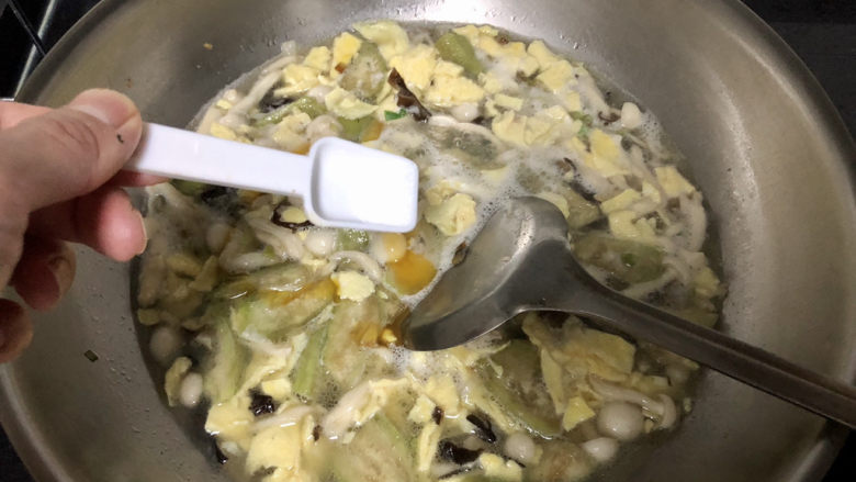 丝瓜蛋汤➕ 风回小院庭芜绿,尝下咸淡,根据个人口味添加少许食盐定味