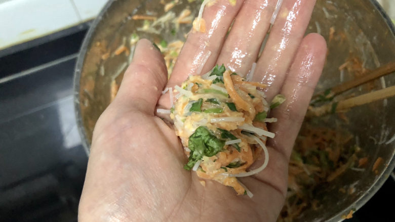 炸胡萝卜丸子➕ 红饭青蔬美莫加,用手抓少许食材,用手捏几下,团成丸子